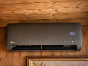 Hunters Cabin Panoramic Windows Hot Tub Projector Alpaca and Deer Park