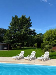 Casa con piscina climatizada y amplio jardín