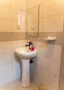 Stunning 2BR in Dar Beach, Dining, Transit Nearby Apt 2