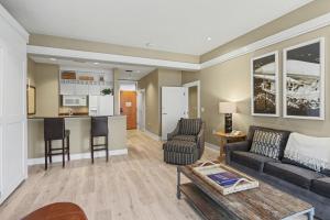 Charming Lodge Suite 257 in Bay Harbor, MI—ideal for a cozy getaway!