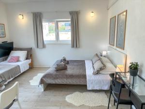 WhiteHouse Brodarica STUDIO apartments - close to Beach with Restaurant
