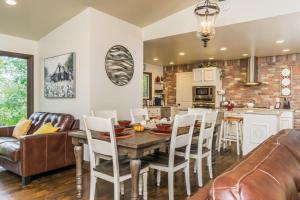 Designer Getaway-Hot Tub, 4 Minutes to Dahlonega