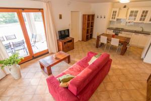 Spacious Apartment with View, Ripenda Kras, Shared Pool C