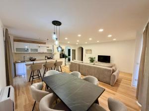 Golden Light Residence - Luxury Spacious Holiday Condo with Sea view
