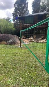 Casa na árvore cercada pela natureza e conforto