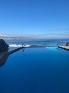 Habitación de lujo sobre el mar