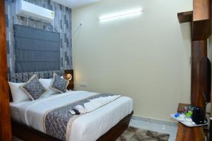 Deluxe AC Room in 4BHK Corporate service Aparment Manyata Tech Park