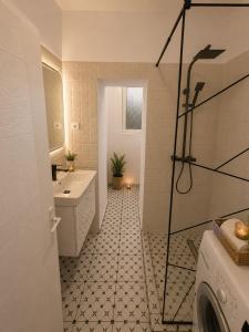 Elegant Beige Studio - Cozy City Stay