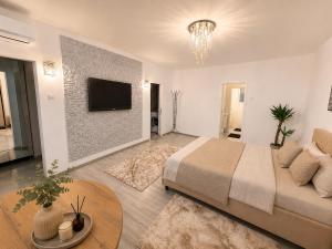 Elegant Beige Studio - Cozy City Stay