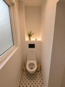 Elegant Beige Studio - Cozy City Stay