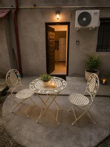 Elegant Beige Studio - Cozy City Stay