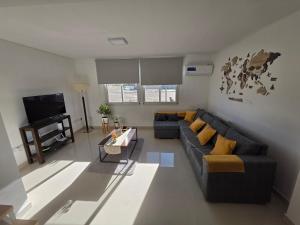Lucero 1 - Moderno Triplex con Patio y Cochera Doble