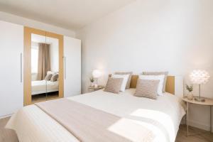 ALURE RESIDENCES 3 & 24h self check-in, parking in the garage in the apartment building included, new building, terrace, green location with a forest park with a lake, childrens playground