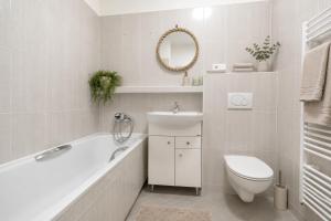 ALURE RESIDENCES 3 & 24h self check-in, parking in the garage in the apartment building included, new building, terrace, green location with a forest park with a lake, childrens playground