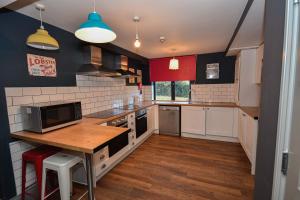 Large 8 Bedroom Budget Apartment in Headingley