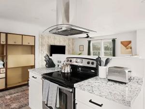 3BR Hot Tub Retreat Near Wineries & Shenandoah