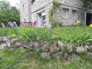 Gîte en Cévennes en bordure de rivière pour baignade, chambre clim naturelle