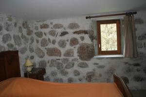 Gîte en Cévennes en bordure de rivière pour baignade, chambre clim naturelle