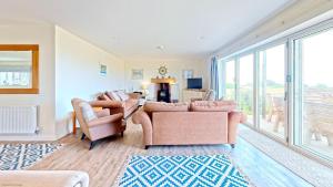 Lens Lookout - Seaview and Balcony - Part of the The Bay Filey Holiday Village with pool, gym and direct beach access, pub, restaurant, tennis and meadows walks