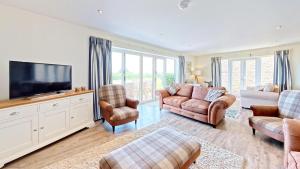Lens Lookout - Seaview and Balcony - Part of the The Bay Filey Holiday Village with pool, gym and direct beach access, pub, restaurant, tennis and meadows walks