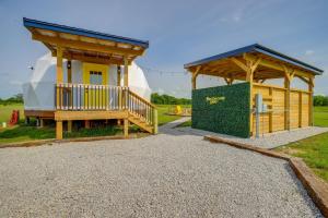 Butler ‘Pop Culture Camp’ w Private Hot Tub & BBQ