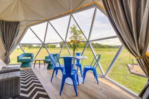 Butler ‘Pop Culture Camp’ w Private Hot Tub & BBQ