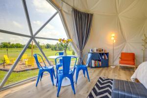 Butler ‘Pop Culture Camp’ w Private Hot Tub & BBQ