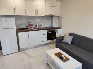 Sandra Beachfront - Pool, Beach Bar and Olympus View