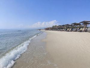 Sandra Beachfront - Pool, Beach Bar and Olympus View