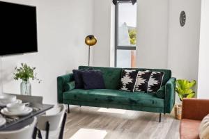 Luxury 3BR Apt Sleeps 10, Wembley & Park Views