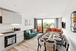 Luxuary 2BR Apt Sleeps 9, Wembley and Park Views