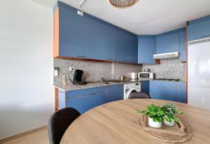 Sunny apartment in Roses with a warm terrace