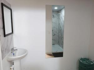 Amplia habitación con oficina