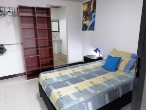 Amplia habitación con oficina