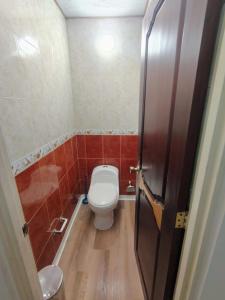 Amplia habitación con oficina