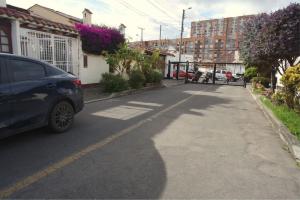 Amplia habitación con oficina