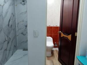 Amplia habitación con oficina