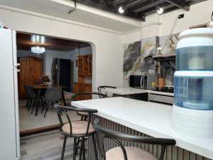 Amplia habitación con oficina