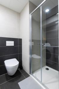 Onsite Free Parking Spot, 1GB speed WiFi, AC