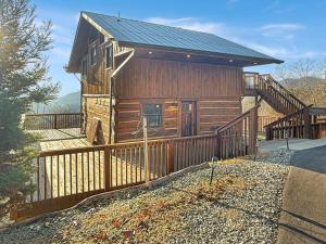Bear Cove - rustic mountainside cabin with incredible view