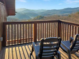 Bear Cove - rustic mountainside cabin with incredible view