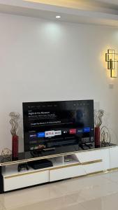 Cherrywood Luxury 2BR With City Views, Balcony, Workspace
