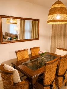Casa familiar con patio privado y piscina comunitaria cerca de la playa