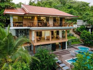 Breathtaking Jungle Views and Abundant Wildlife