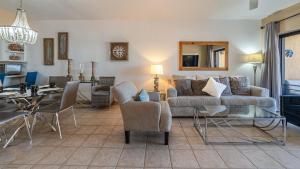 Renovated 2BR2BA Ocean View Retreat on Sandy Beach