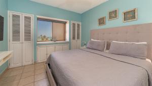 Renovated 2BR2BA Ocean View Retreat on Sandy Beach