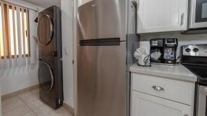 Renovated 2BR2BA Ocean View Retreat on Sandy Beach