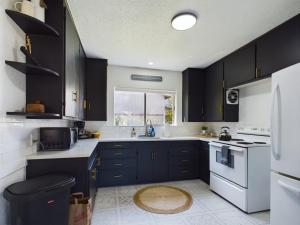 Modern Earthy Bungalow I King Beds I OSU