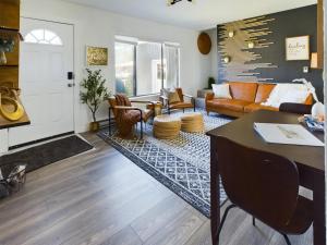 Modern Earthy Bungalow I King Beds I OSU