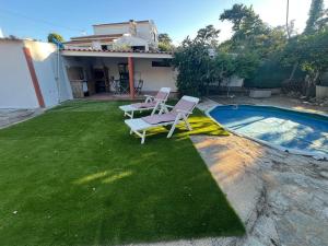 Suite in a rustic house with swimming pool